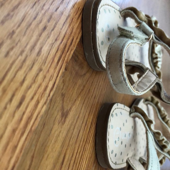 Shimmer gold ruched Cat and Jack sandal - Picture 3 of 4